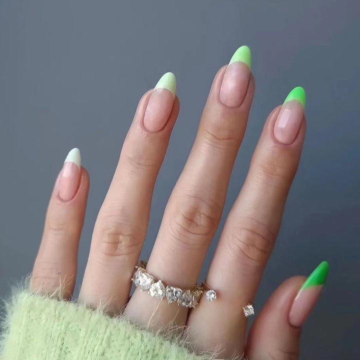 Kunstvolle Nagelverlängerungen mit trendigem Farbverlauf Karnz