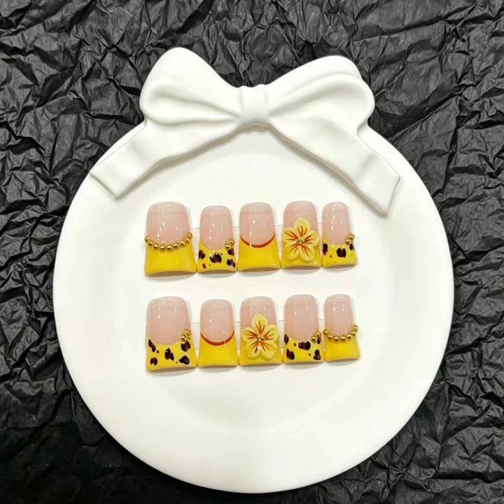 Künstlerisches Press-On-Nagelset mit floralen und tierischen Druckdesigns