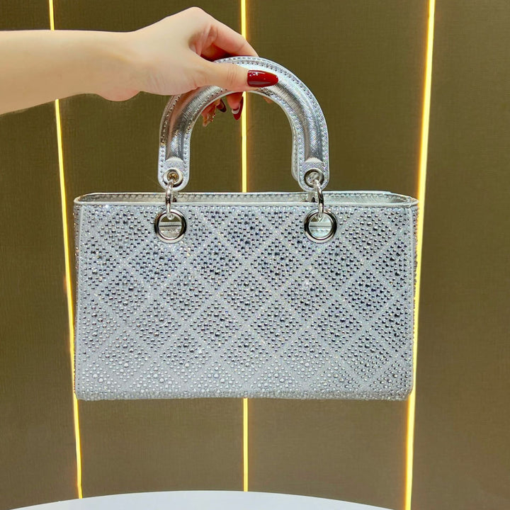 Elegante Handtasche mit Strassverzierung