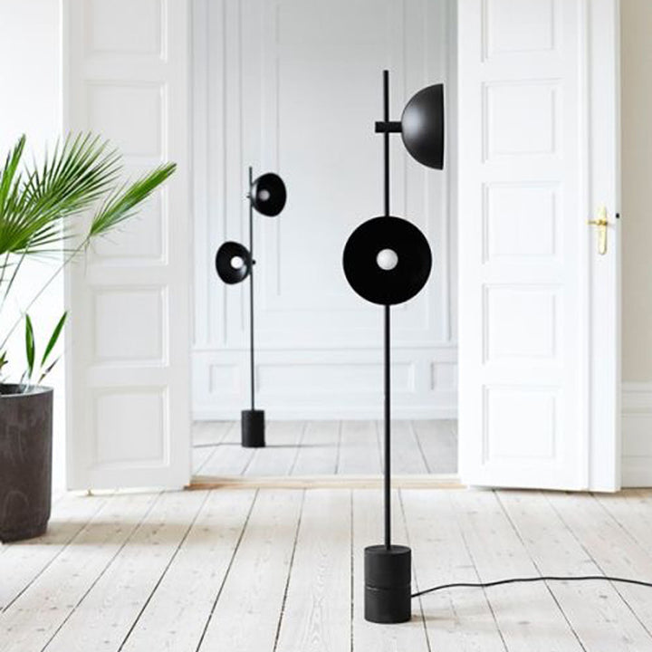 Moderne Schlanke Stehlampe mit verstellbarem Schirm