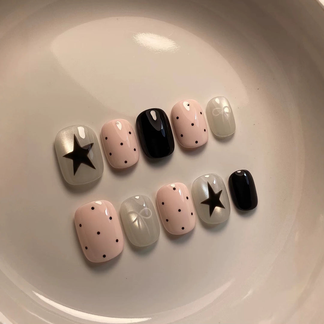 Künstlerisches Press-On-Nageldesign-Set mit stilvollen Stern- und Punktmustern