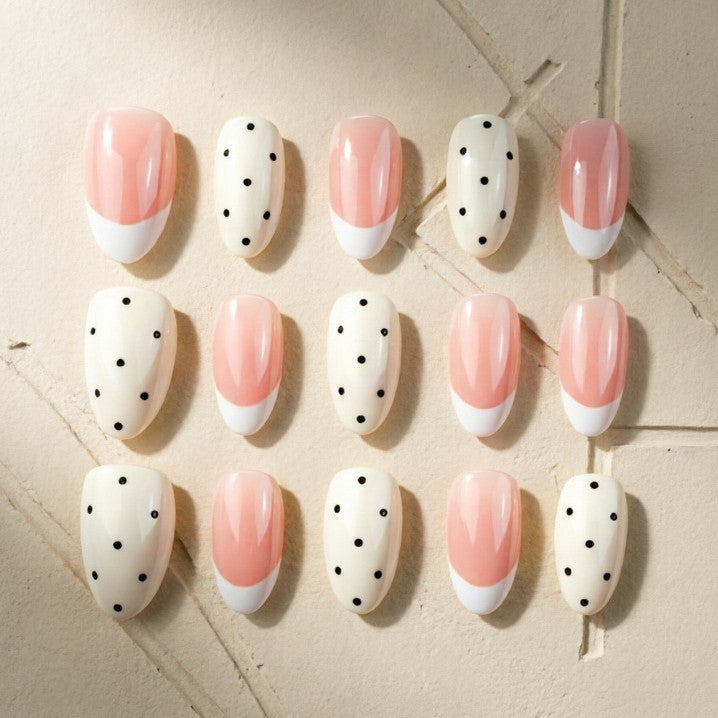 Kunstnägel mit Polka Dots Karnz
