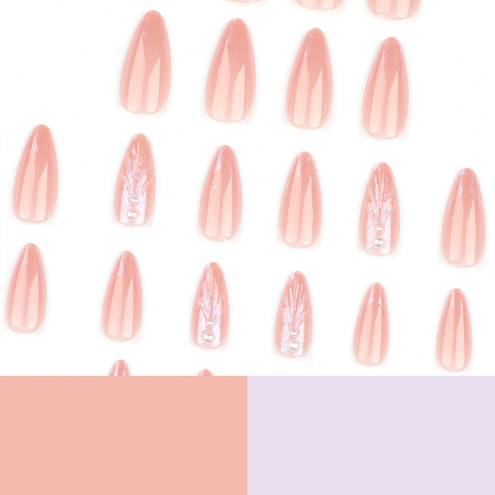 Künstliche Nailart mit geschwungenem Design Karnz