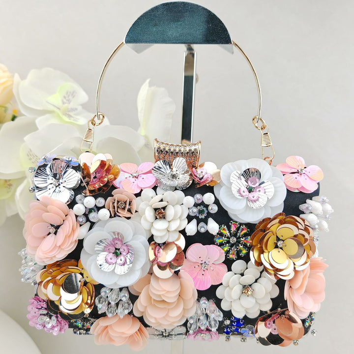Blumig verzierte Abend-Clutch