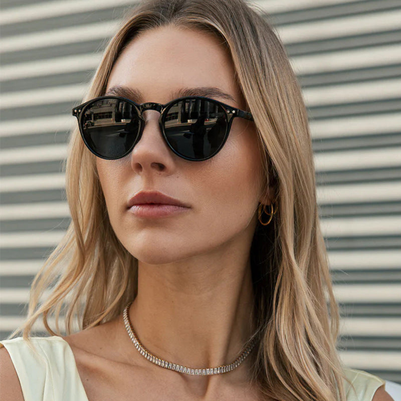 Damen modische runde Sonnenbrille mit transparentem Rahmen und UV-Schutz Karnz