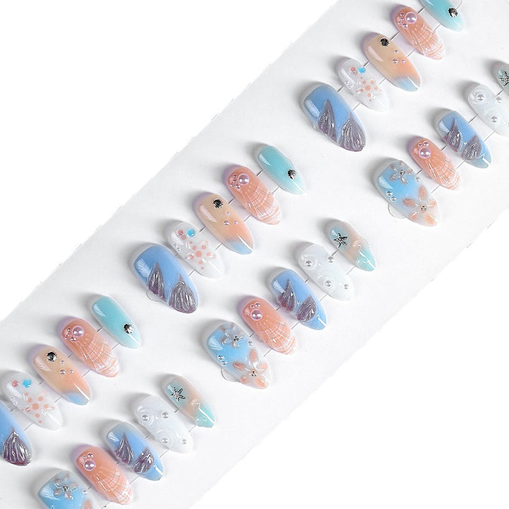 Kreatives Kunstnagelset mit zarten floralen und maritimen Designs Karnz