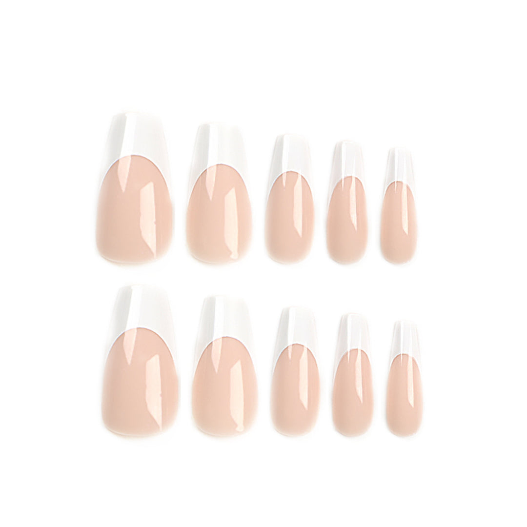 Kunstvolle Nagelverlängerungen mit eleganten French-Tips Karnz
