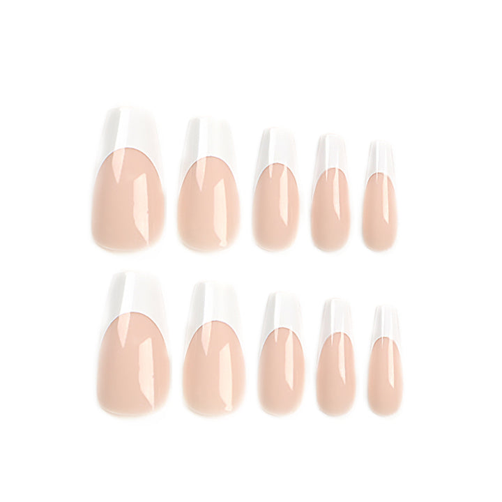 Kunstvolle Nagelverlängerungen mit eleganten French-Tips Karnz