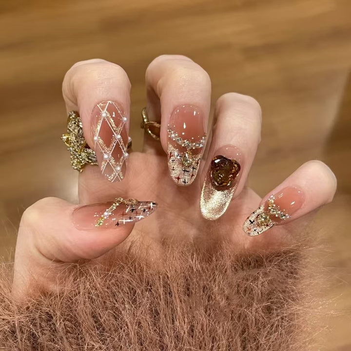 Dekoratives Press-On Nail Set mit Edelsteinakzenten Karnz