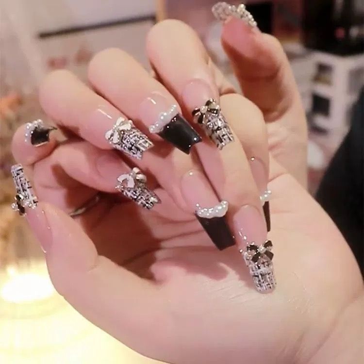 Kunstvolle Nagelkunst mit Glitzer- und Blumenapplikationen Karnz