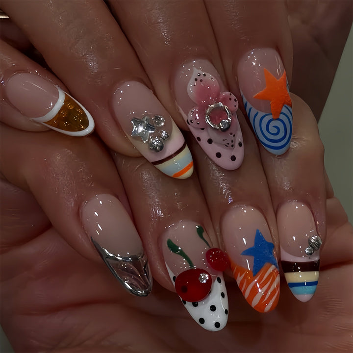 Kunstfingernägel mit Kreativem Design und Funkelnden Akzenten Karnz