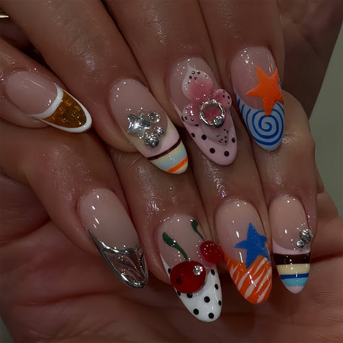 Kunstfingernägel mit Kreativem Design und Funkelnden Akzenten Karnz