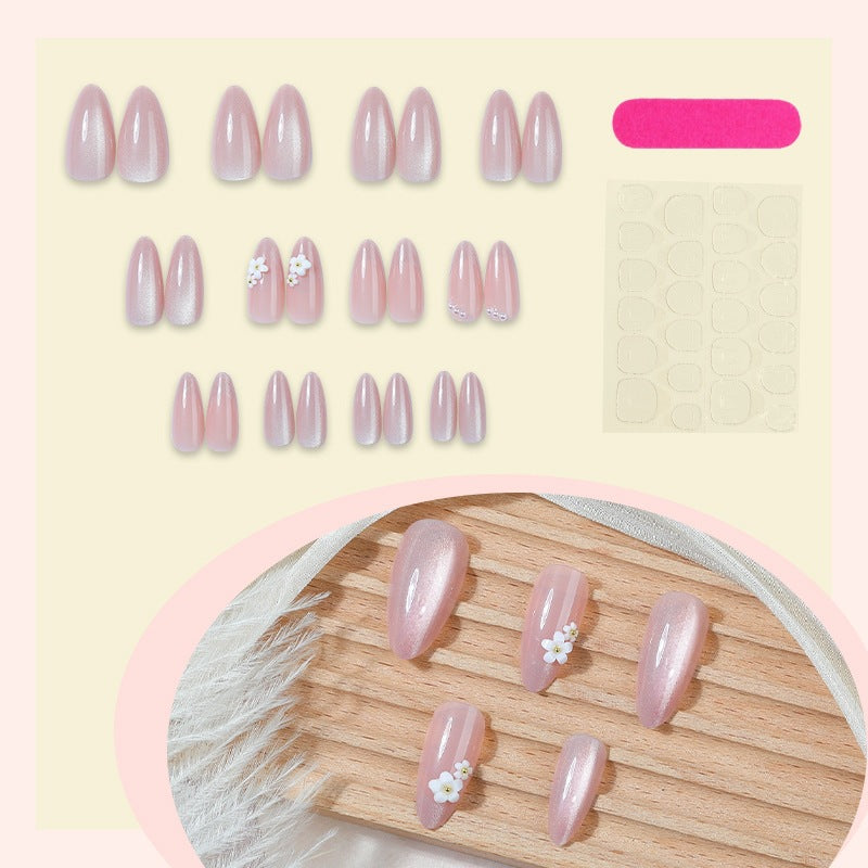 Kunstnagelset mit eleganten Blütenmotiven Karnz