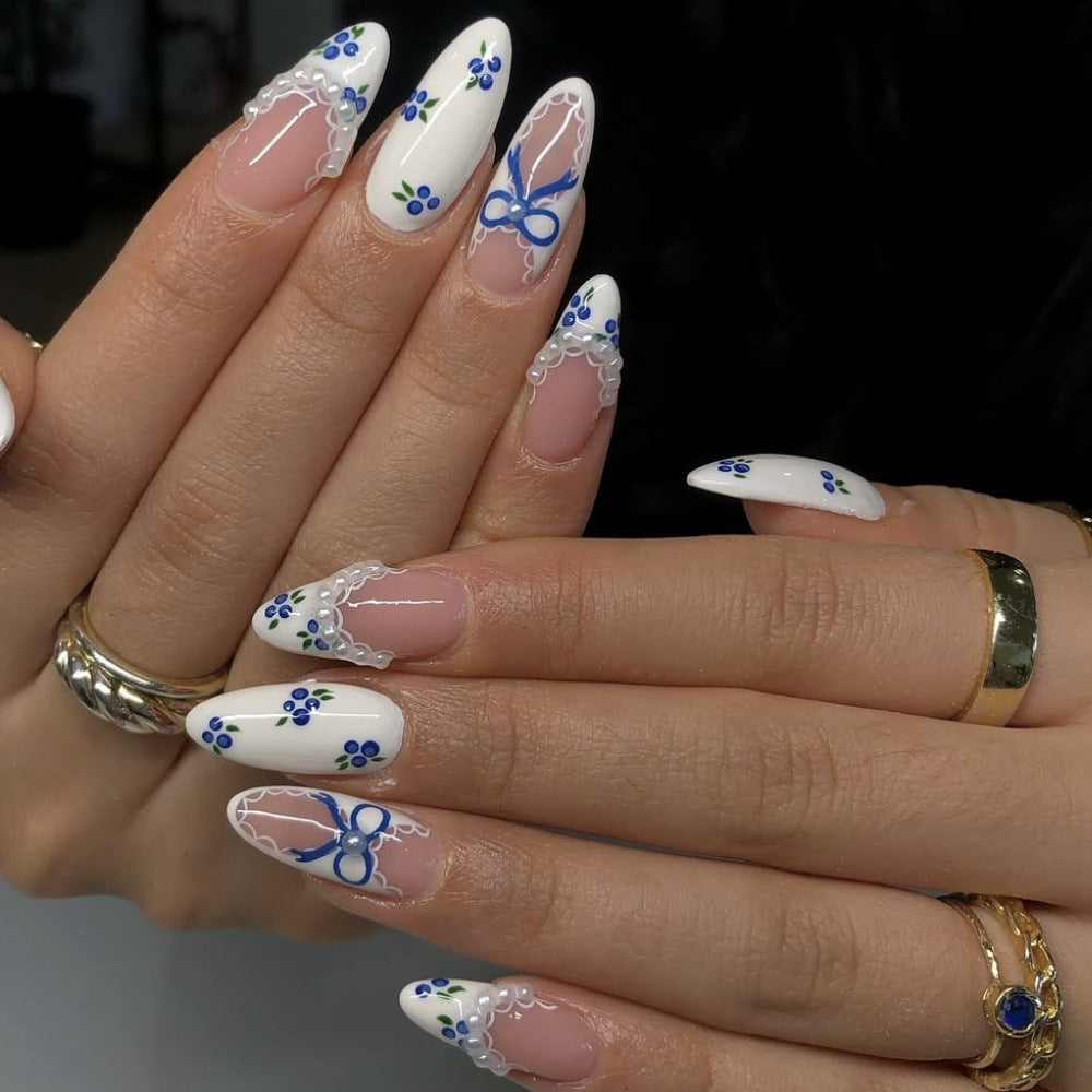 Elegante florale Spitzen Nagelkunst Verlängerungen Karnz