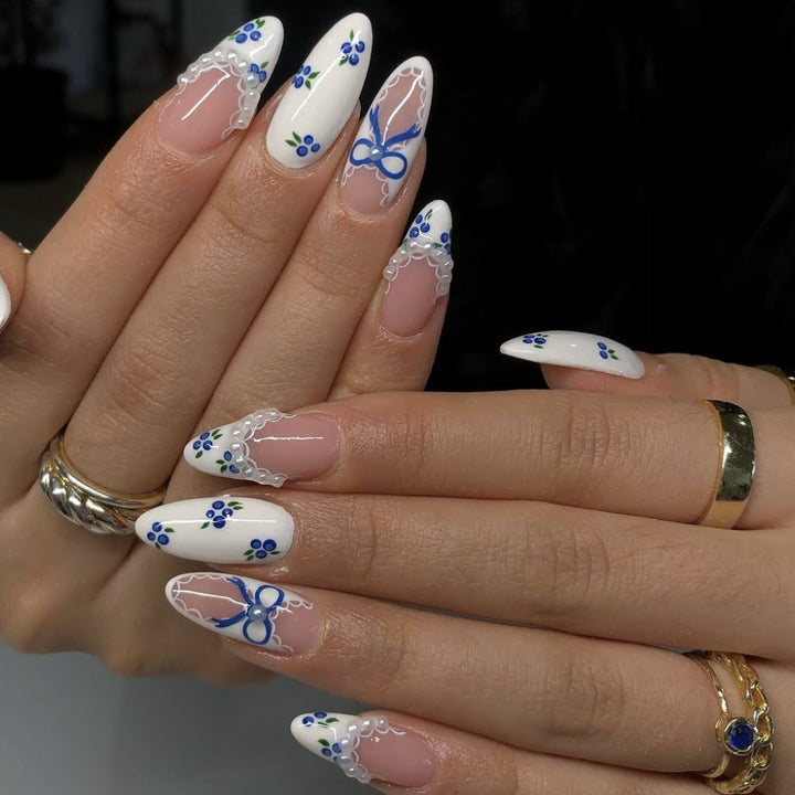 Elegante florale Spitzen Nagelkunst Verlängerungen Karnz