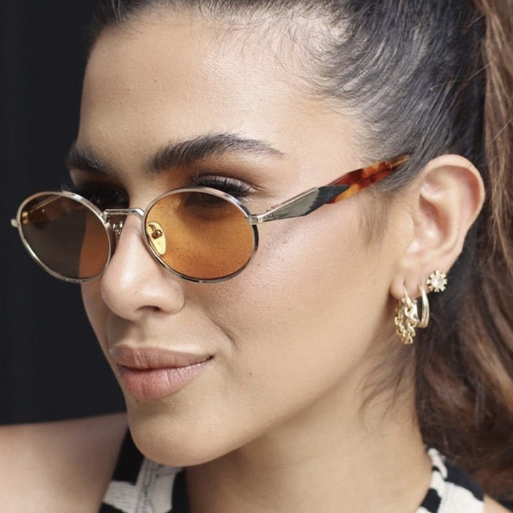Damen Designer-Sonnenbrille mit einzigartigem ovalem Rahmen und luxuriösen Akzenten Karnz