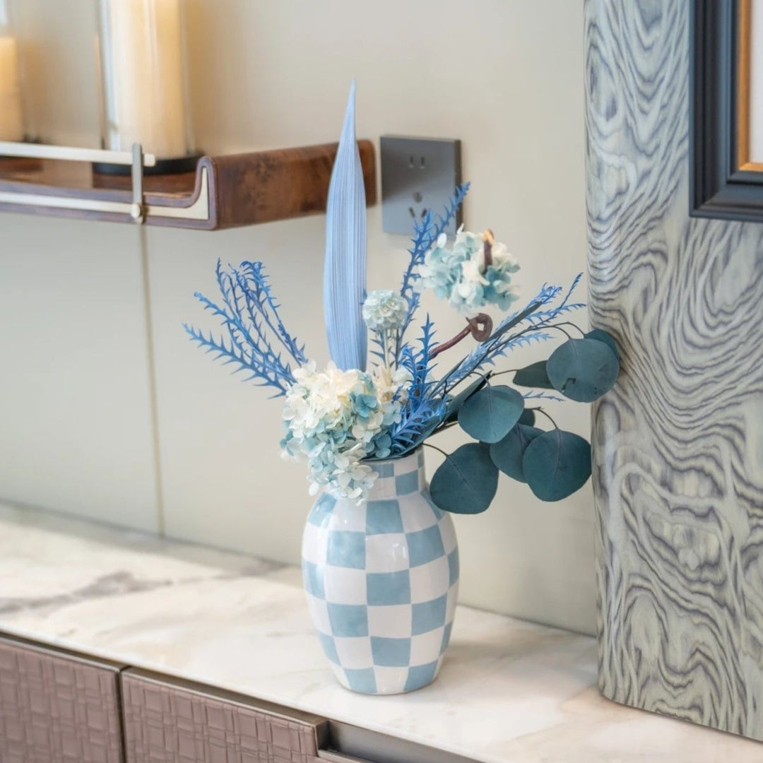 Dekorative florale Vase mit getrockneten Pflanzen