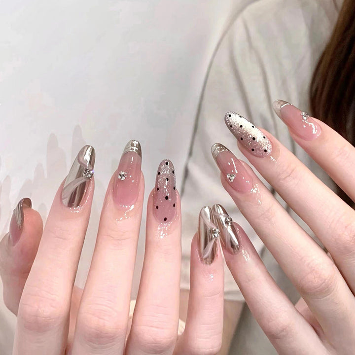 Kunstvolle Nagelverlängerungen mit filigranen Akzenten Karnz