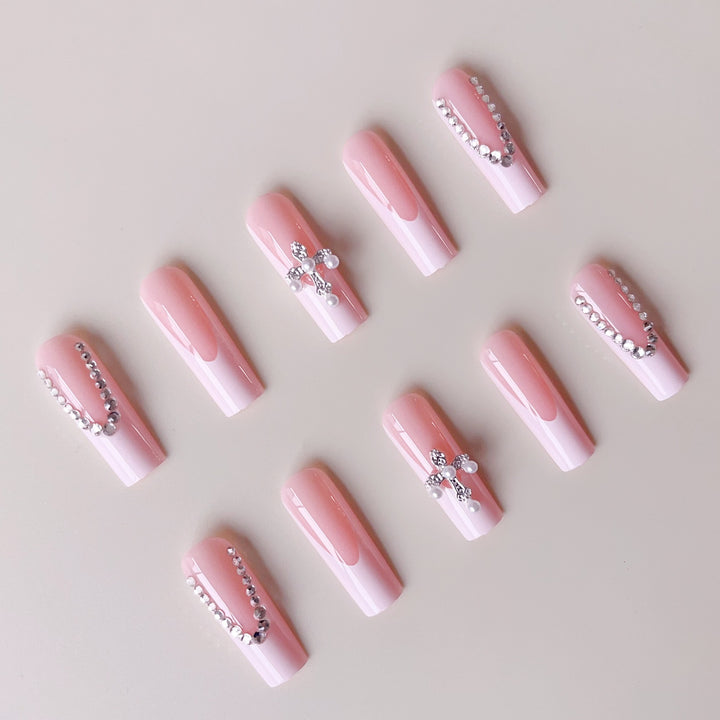 Kunstnagelset mit glamourösen Strassverzierungen und eleganten französischen Spitzen Karnz