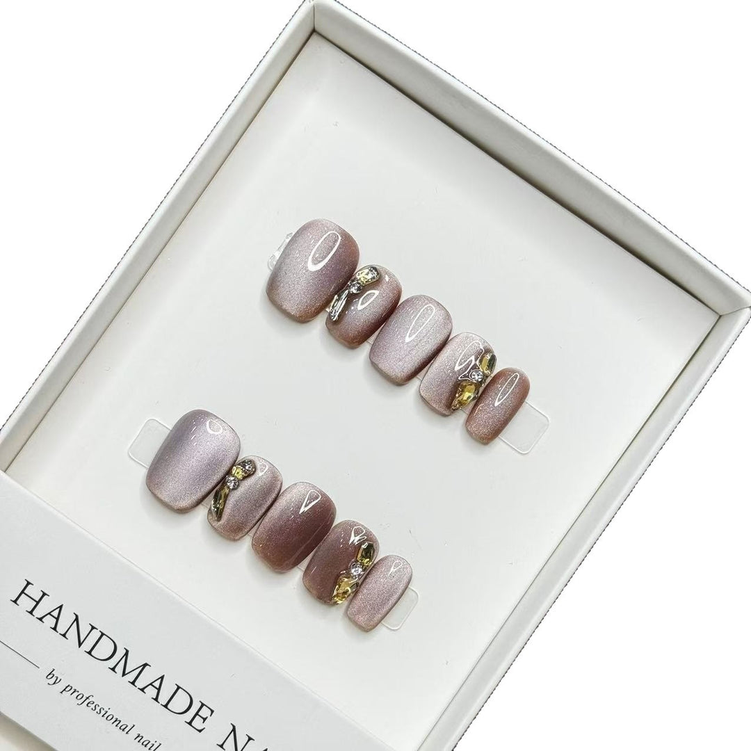 Handgemachtes Press-On-Nagelset mit eleganten Verzierungen