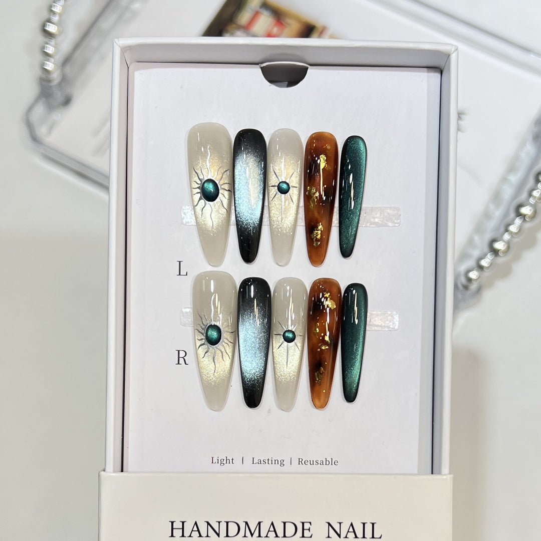 Extravagantes Press-On-Nagelkunst-Set mit kosmischem Thema Karnz