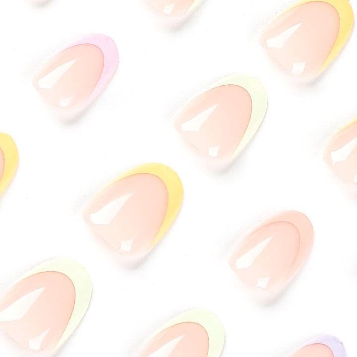 Kunstvolle Nagelverlängerungen mit elegante Farbverlauf und Glanz Karnz
