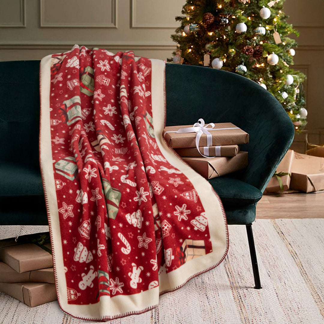 Weiche Weihnachts-Fleecedecke mit Geschenk- und Lebkuchenmotiv Karnz