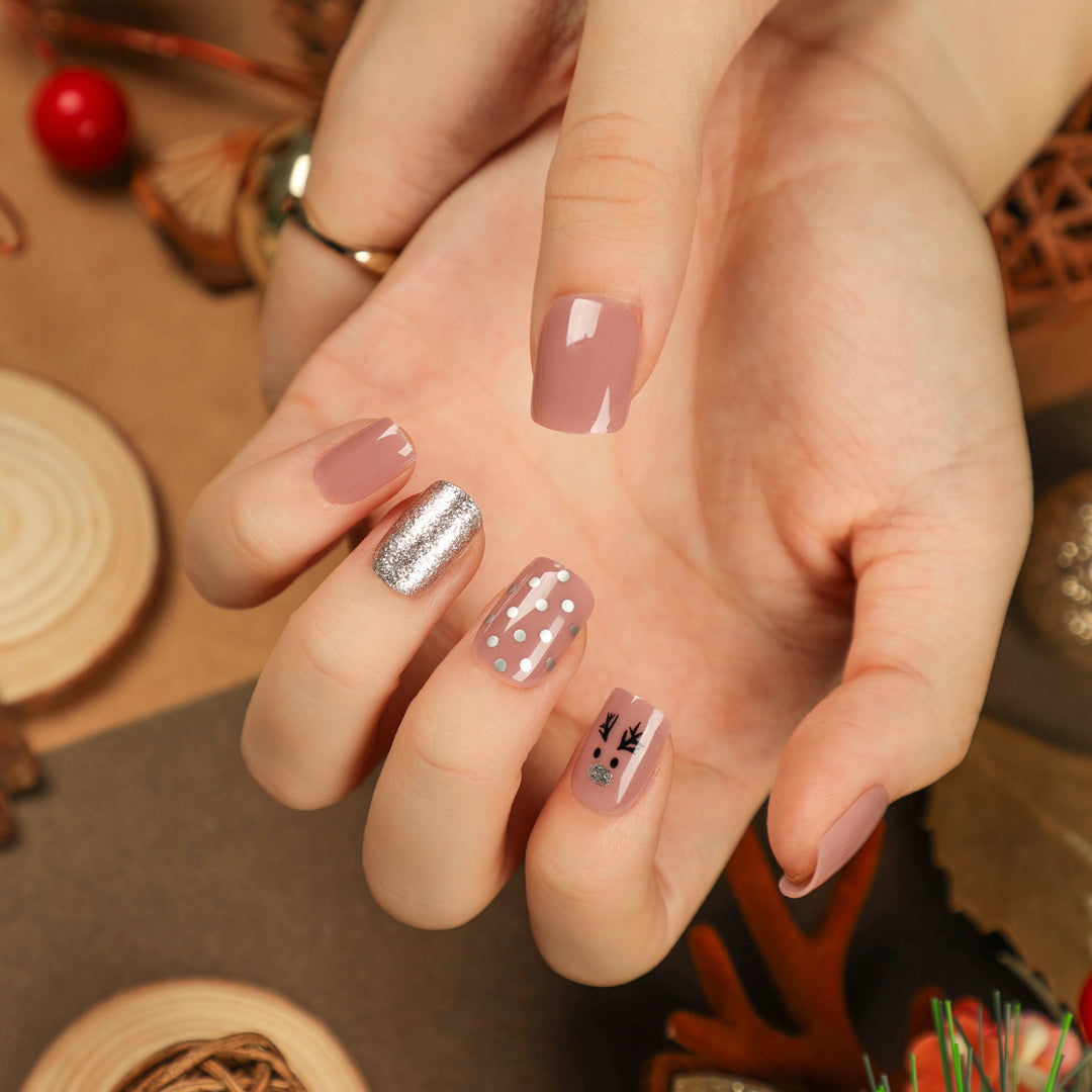 Elegante Acryl-Nägel mit goldenen Akzenten Karnz