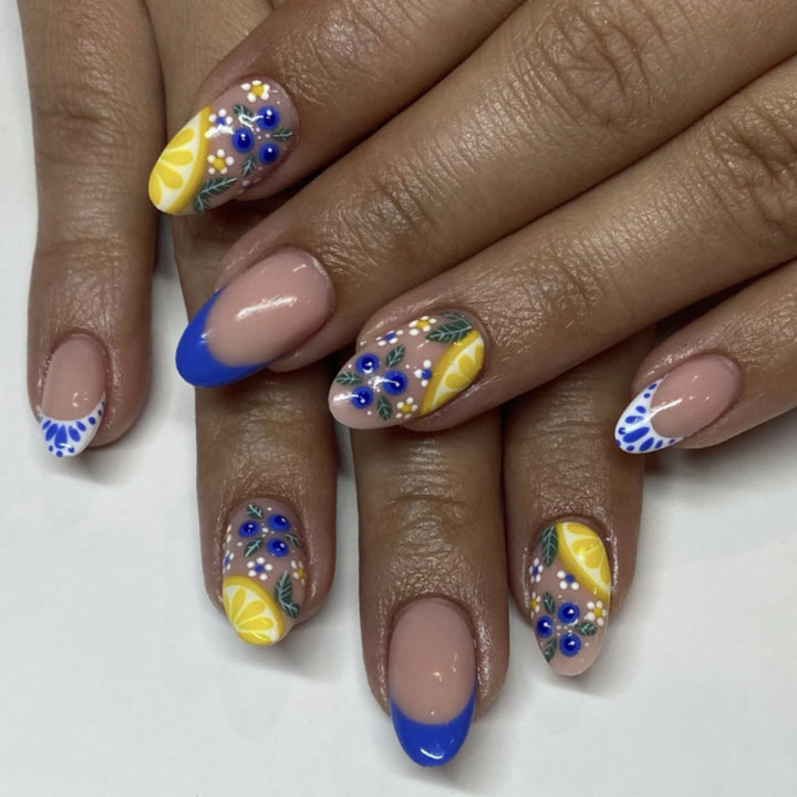 Kreative Nagelkunst mit floralem Design Karnz