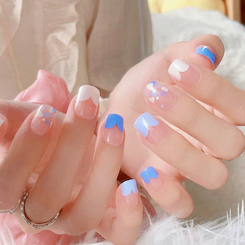 Künstlerisches Press-On-Nagelset mit floralen Mustern