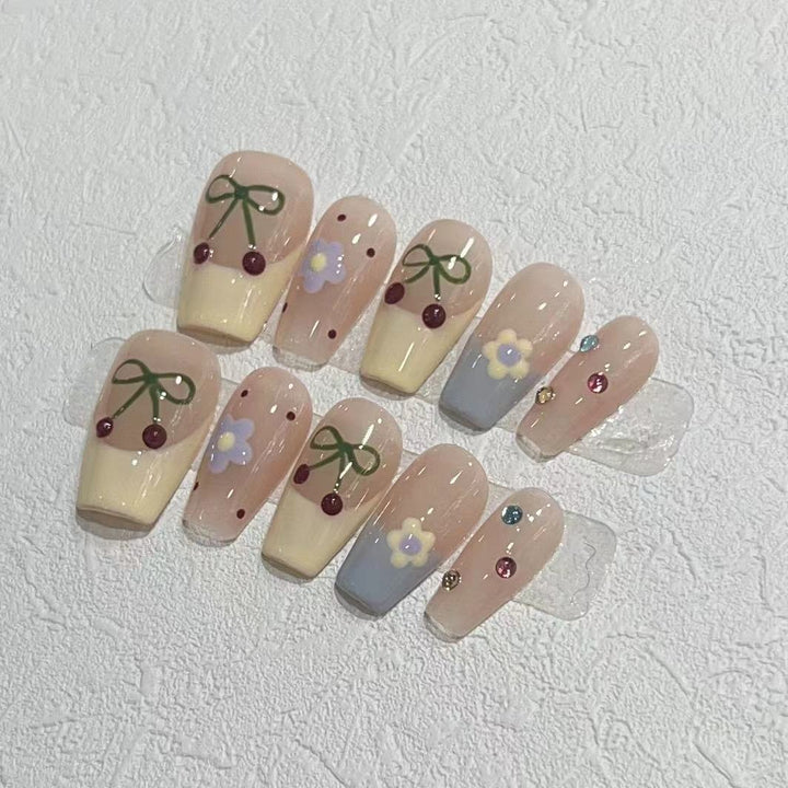 Charmantes dekoratives Press-On-Nagelset mit Kirsch- und Blumendesigns Karnz