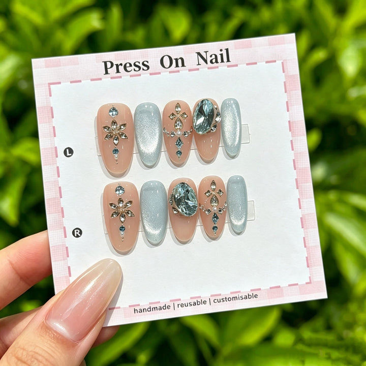 Glamourös Press-On Nagelkunst Set mit dekorativen Strasssteinen