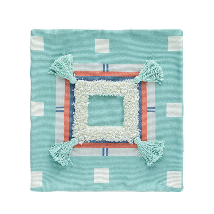 Quadratisches Boho-Dekokissen mit gehäkeltem Bommel und dekorativen Eckquasten