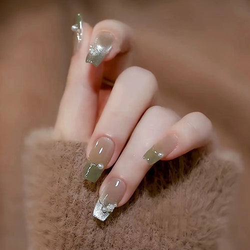 Künstlerisches Press-On-Nageldesign-Set mit floralen Akzenten