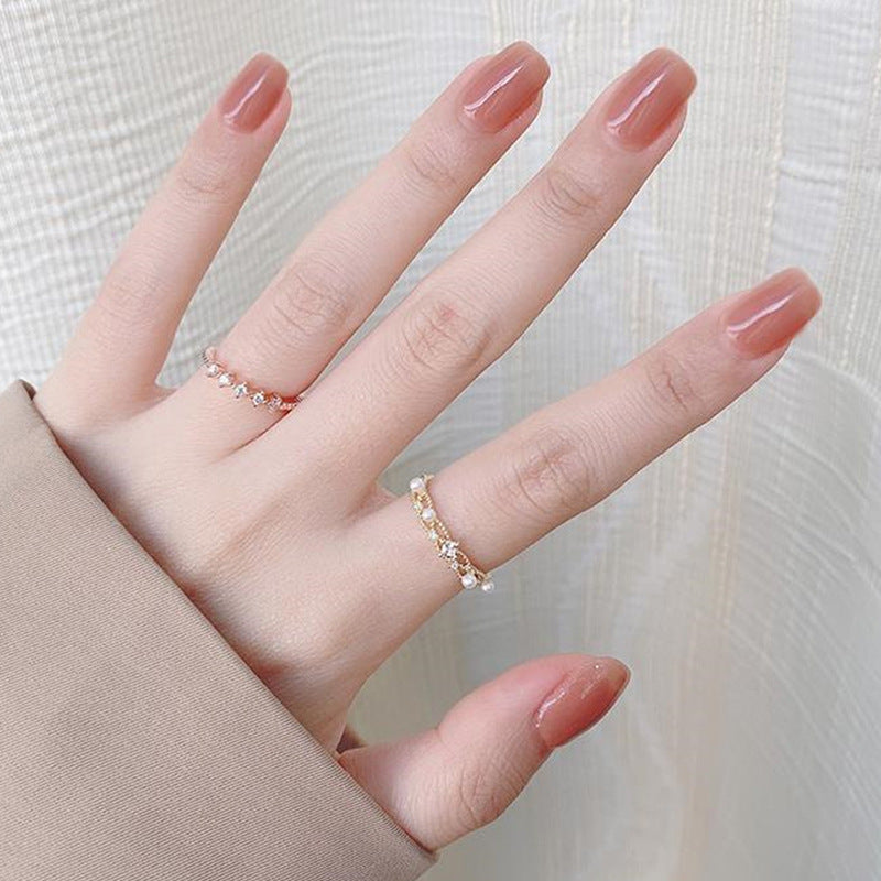 Elegantes, mit Kristallen verziertes Ring-Set