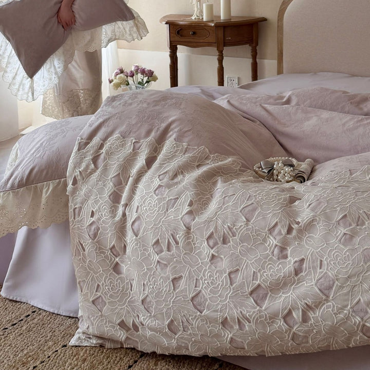 Luxuriöse Baumwollsatin-Bettwäschegarnitur mit bestickter Cutwork-Spitze und Volantkissen