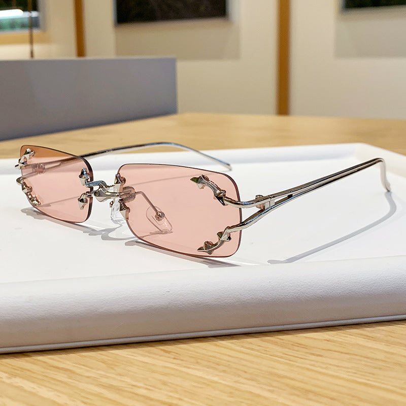 Damen modische Sonnenbrille mit filigranem Metallrahmen und transparenten Gläsern Karnz