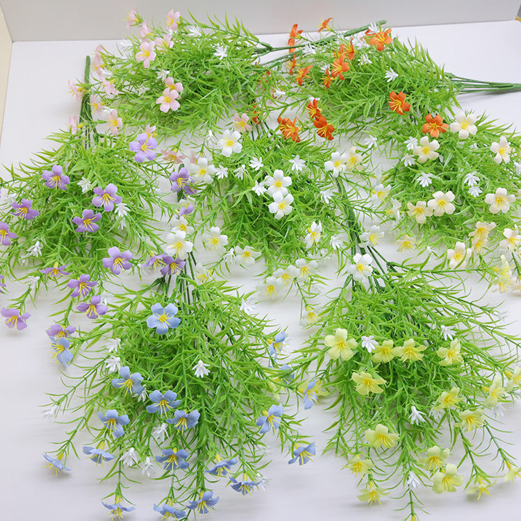 Lebensechter künstlicher Blumenstrauß