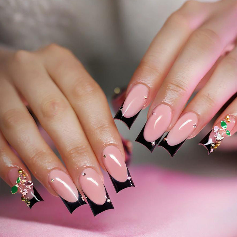 Kunstnagelset mit glamourösen Akzenten und eleganten Designs Karnz