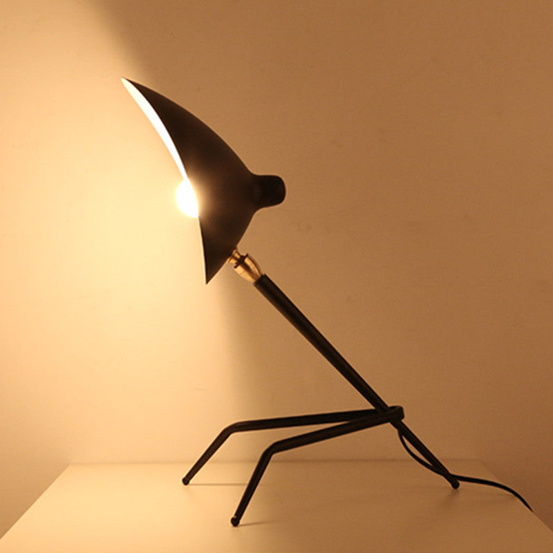 Moderne verstellbare Schreibtischlampe mit minimalistischen Design