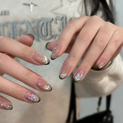 Künstliche Nailart mit Perlen- und Blumenverzierungen Karnz