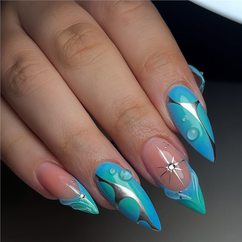 Künstlerische Stiletto Press-On Nägel mit metallischen Akzenten Karnz