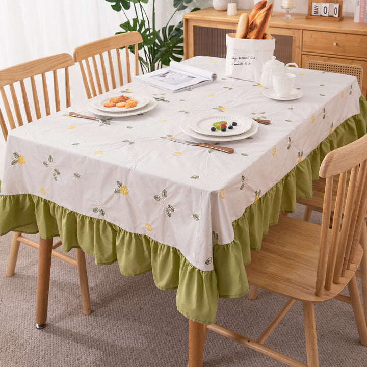 Bestickte florale Rüschentischdecke