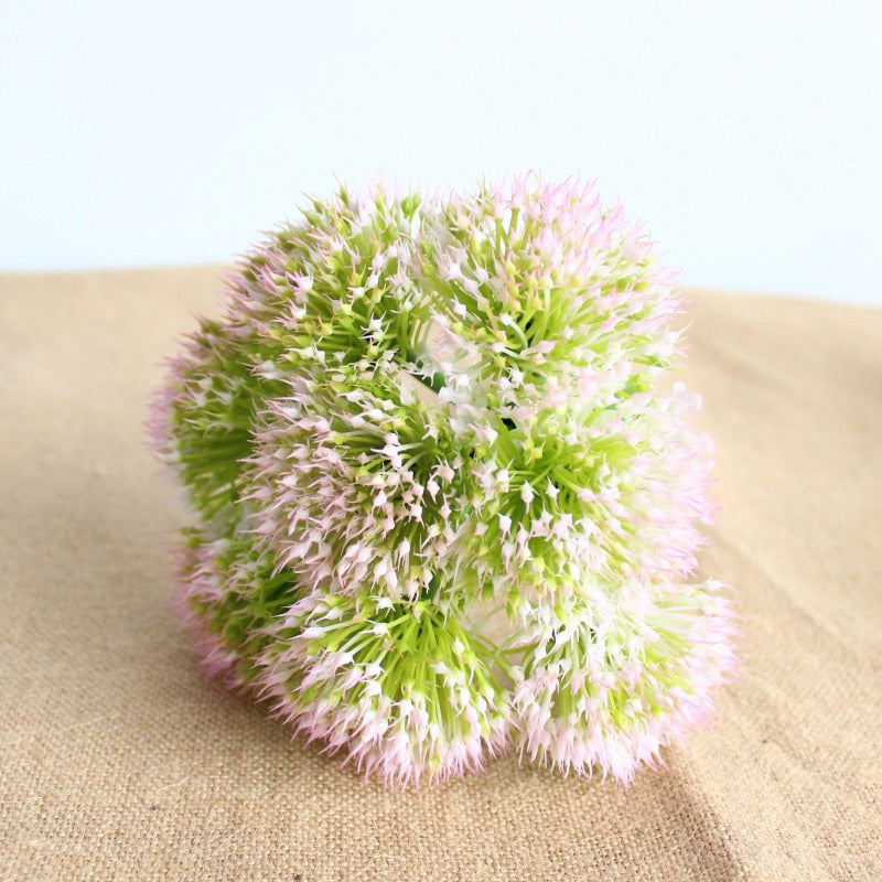 Lebensechte dekorative Blumenarrangement