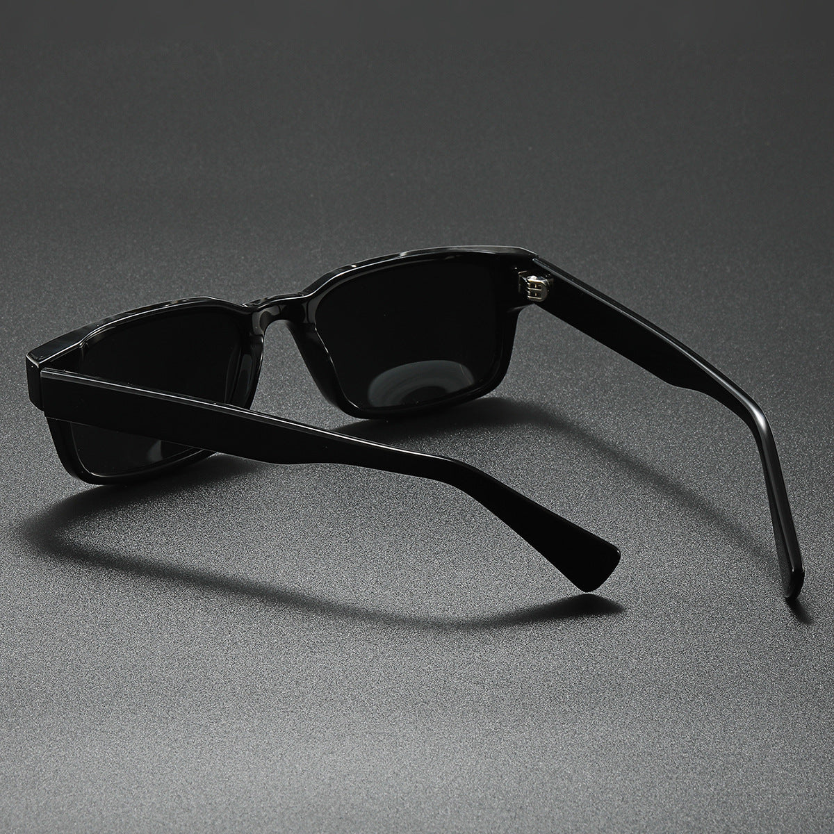 Damen Sonnenbrille im modernen, minimalistischen Design Karnz