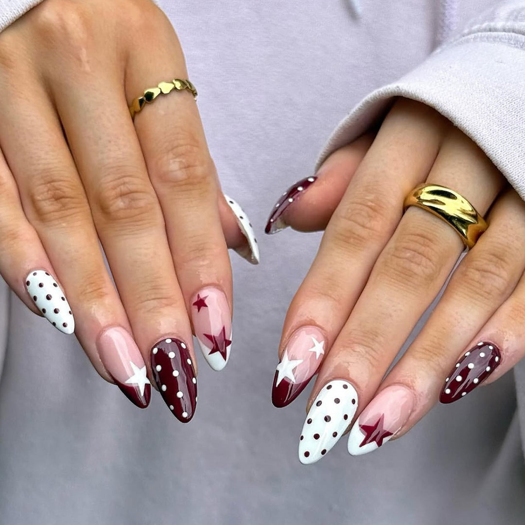 Elegante Kunstfingernägel mit Floralen und Geometrischen Akzenten Karnz