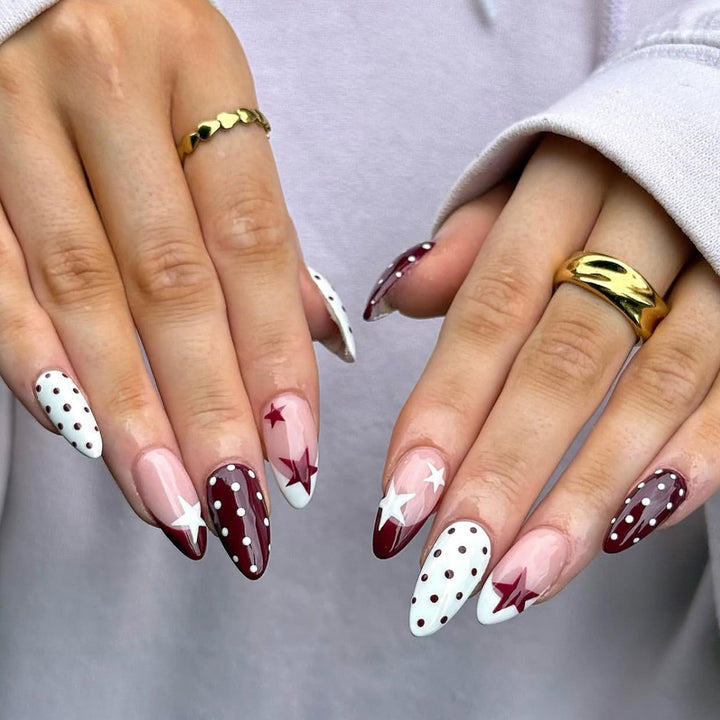 Elegante Kunstfingernägel mit Floralen und Geometrischen Akzenten Karnz