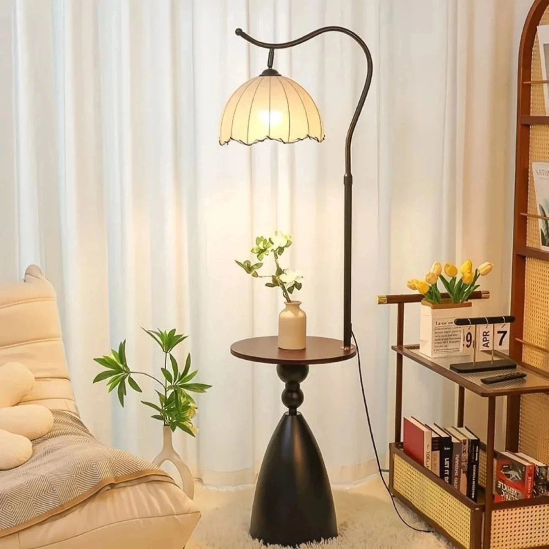 Moderne Stehlampe mit integriertem Beistelltisch