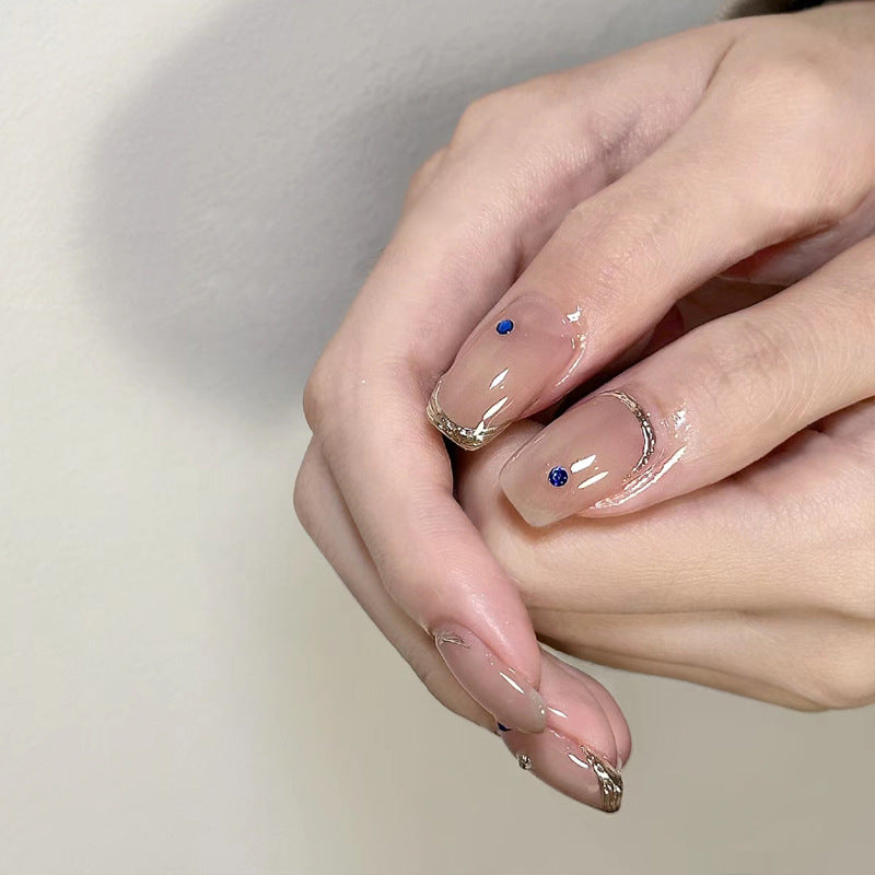 Elegantes Press-On-Nagelkunstset mit Glitzer und charmanten Akzenten Karnz