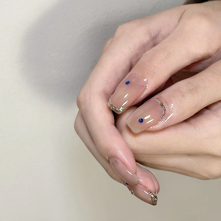 Elegantes Press-On-Nagelkunstset mit Glitzer und charmanten Akzenten Karnz